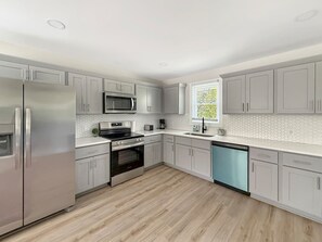 Fridge, oven, toaster, cookware/dishes/utensils - Garner`s Retreat | 2Bd/2Ba & Pet Friendly (Garner)