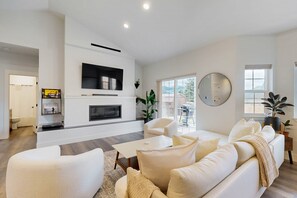 TV, fireplace