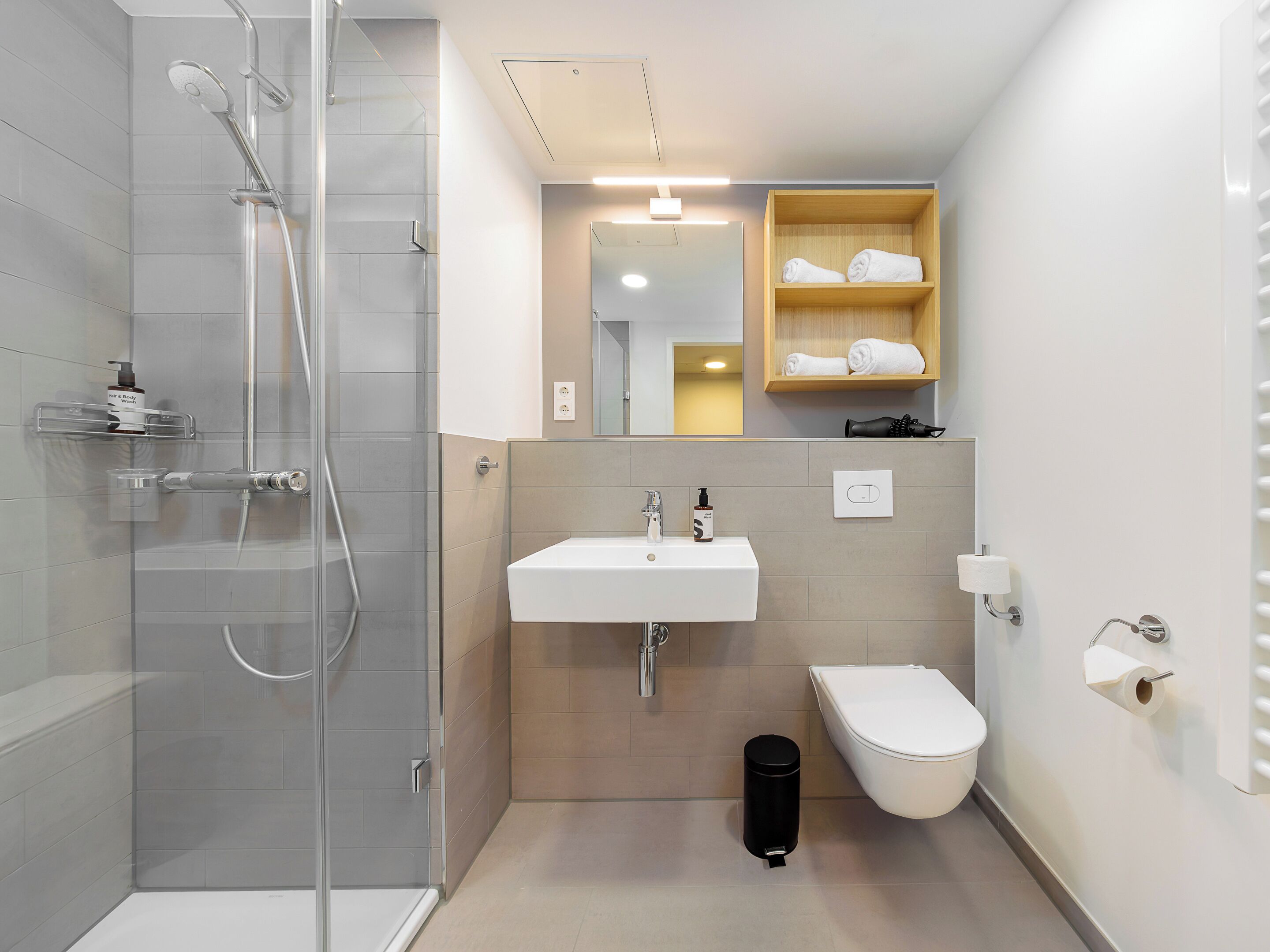 Suihku, hiustenkuivaaja, pyyhkeet, saippua