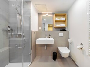 Dusj, hårføner, håndklær og såpe