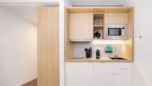 Studio | Eget tekjøkken | Espressomaskin, kjøleskap, mikrobølgeovn og kokeplater
