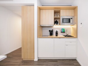 Studio | Private kitchenette | Fridge, microwave, stovetop, dishwasher - smartments Hamburg Hamm (Hamburg)