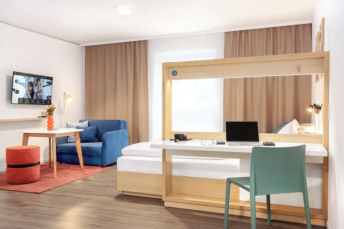 Studio XL | Schreibtisch, kostenloses WLAN, Bettwäsche
