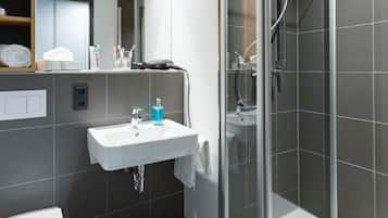 Douche, sĂšche-cheveux, serviettes fournies, savon