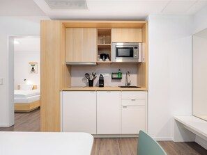 Apartment | Private kitchenette | Fridge, microwave, stovetop, dishwasher - smartments Hamburg Hamm (Hamburg)