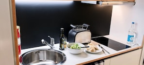 Réfrigérateur, micro-ondes, plaque de cuisson, lave-vaisselle