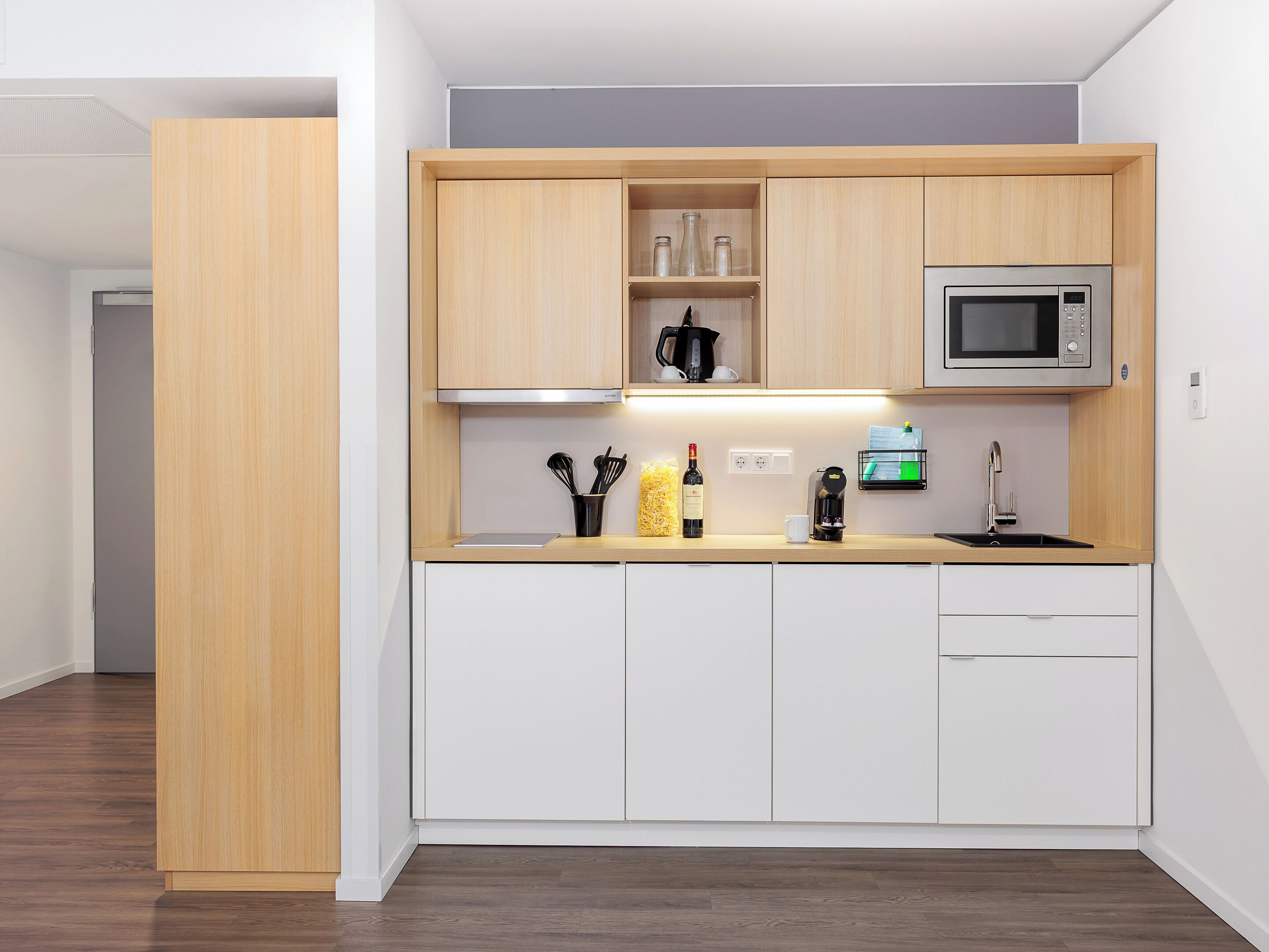 Studio XL | Cocineta privada | Refrigerador, microondas, parrilla de estufa y lavavajillas 