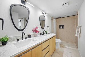 Shower, towels, soap, shampoo - Modern 3BR Home Near Frisco & Arlington Comfortable Stay for Families & Groups (The Colony)