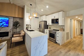 Een koelkast, een microgolfoven, een oven, een kookplaat