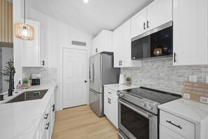 Kühlschrank, Mikrowelle, Ofen, Herdplatte