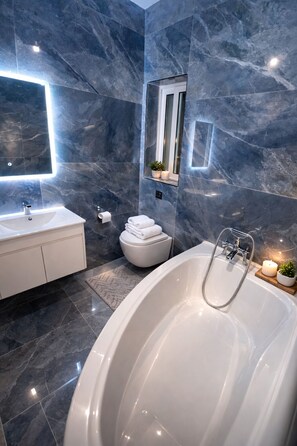 シャワー、タオル、石鹸、トイレットペーパー