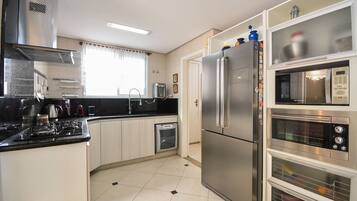 Réfrigérateur, micro-ondes, four, cafetiÚre/bouilloire