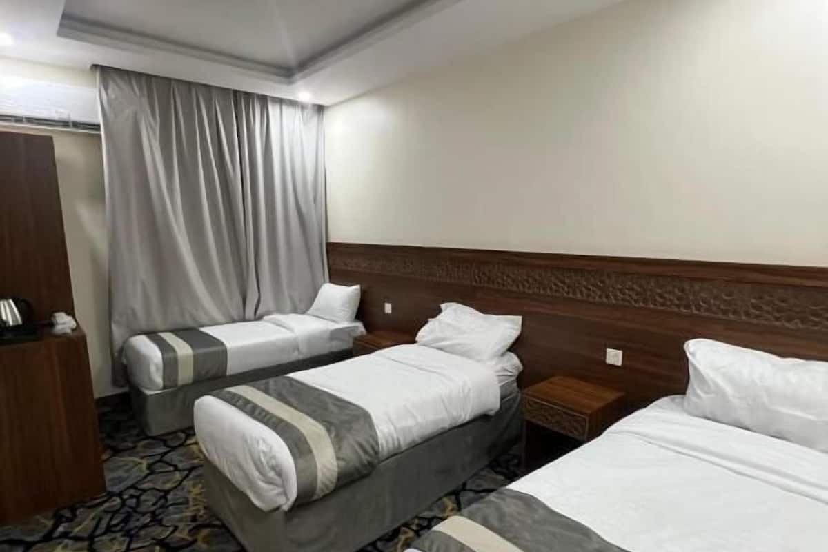 Driepersoonskamer, privébadkamer | Luxe beddengoed, een bureau, een laptopwerkplek