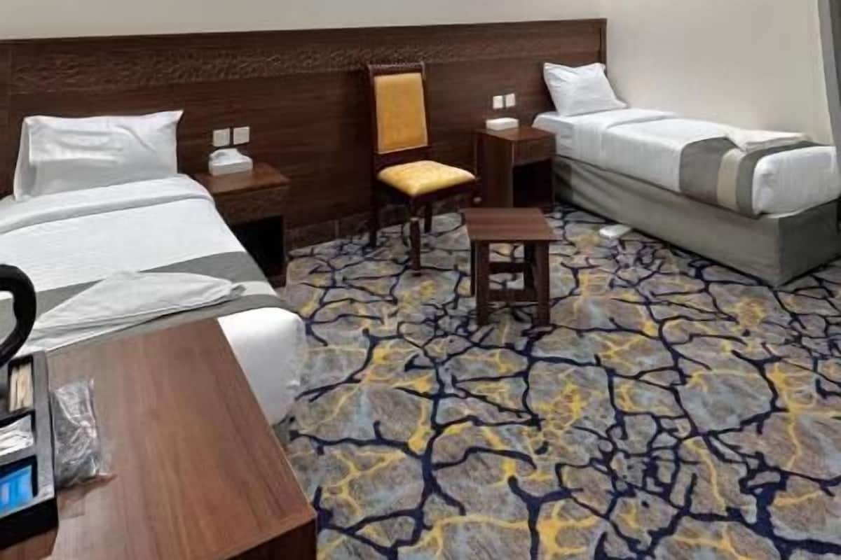 Luxe beddengoed, een bureau, een laptopwerkplek