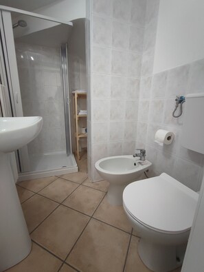 Een haardroger, een bidet, handdoeken, zeep