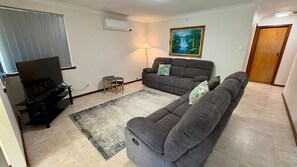 Smart TV - Peel Terrace Escape – Spacious Coastal Retreat in Busselton (Busselton)