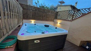 Outdoor spa tub - Charming flat  1.4 km from one of Sardinia's most beautiful beaches (Villasimius)