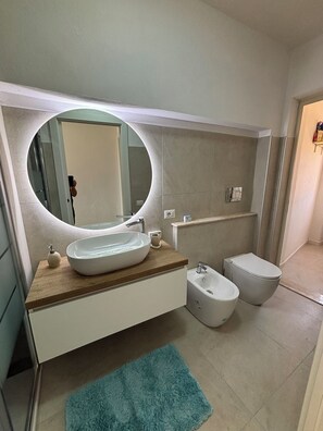 Dusche, Haartrockner, Bidet, Handtücher