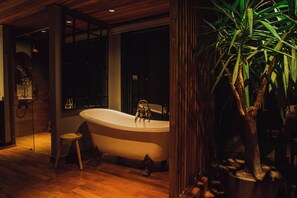 Doccia, asciugacapelli, asciugamani, sapone