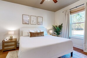 4 bedrooms, iron/ironing board, internet, bed sheets