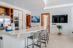 Fridge, microwave, oven, stovetop - Charming condo with pool, patio, balcony, central AC & fully equipped kitchen (Playa Hermosa)