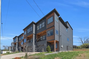 Exterior - Modern Luxury 3 Story Home close to Broadway with Rooftop (Nashville)