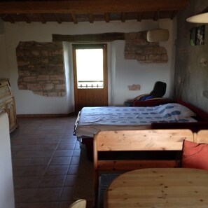 1 Schlafzimmer, Reisekinderbett, kostenloses WLAN, Bettwäsche