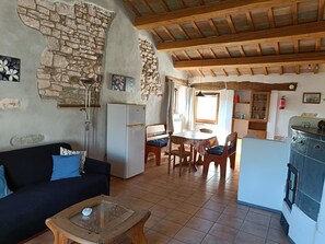 Fernseher, DVD-Player, Tischtennisplatte