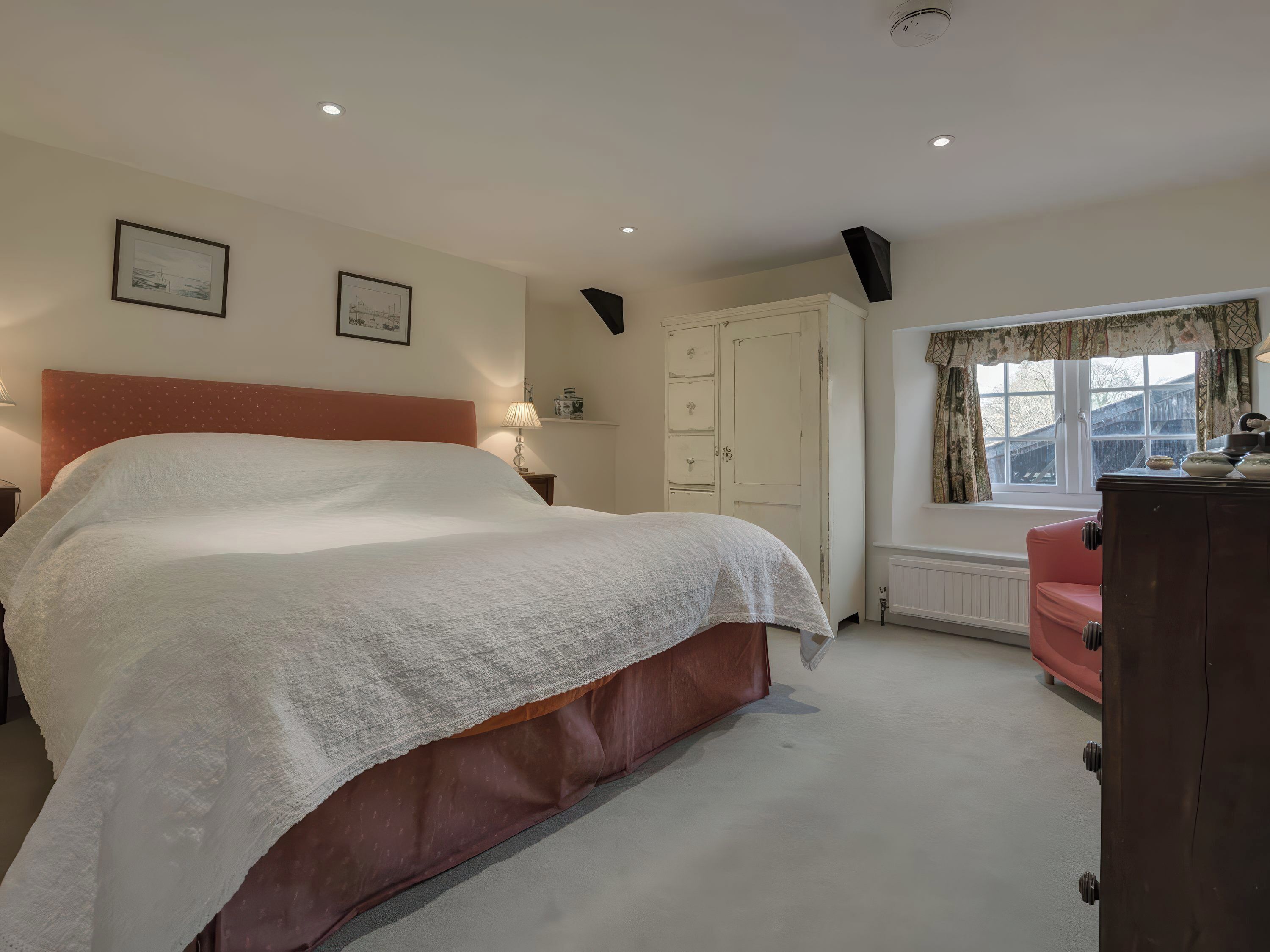 4 habitaciones, decoración personalizada y muebles diferentes 