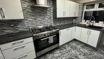 House | Private kitchen | Fridge, microwave, oven, stovetop
