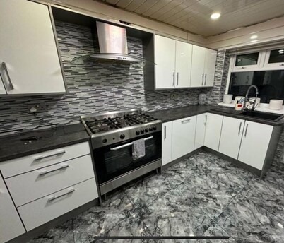 Smethwick - House - Sleeps 8 - Parking