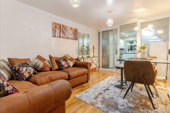 House | Living area - Smethwick - House - Sleeps 8 - Parking (Smethwick)