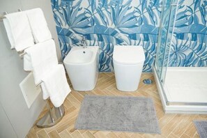 Douche, sèche-cheveux, bidet, serviettes fournies