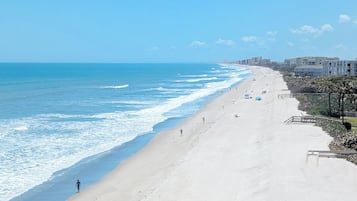 En la playa, camastros y toallas de playa