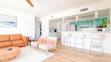 Smart TV, libros y biblioteca musical