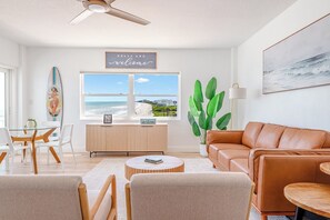 Smart TV, libri, biblioteca musicale