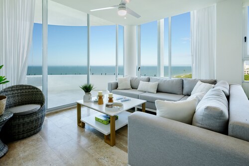 Cozy beachfront apartment with ocean views, pool and balcony