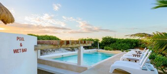 Cozy beachfront apartment with ocean views, pool and balcony