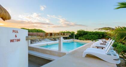 Cozy beachfront apartment with ocean views, pool and balcony