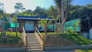 A staircase leading to a building with a tiled roof, surrounded by greenery and a gravel path. - Charming Cottage on the São Roque Wine Route - Design and Nature in the Mountains (São Roque)