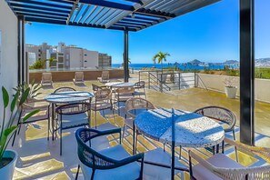 Outdoor dining - Stunning Oceanfront Luxury Apartment with spacious balcony– Perfect for Families (Cabo San Lucas)