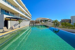 A heated pool - Stunning Oceanfront Luxury Apartment with spacious balcony– Perfect for Families (Cabo San Lucas)