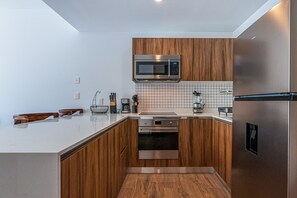 Refrigerador, microondas, horno, placa de cocina