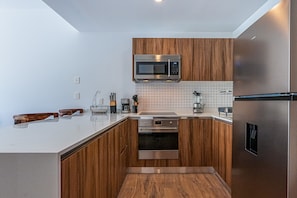Refrigerador, microondas, horno, placa de cocina