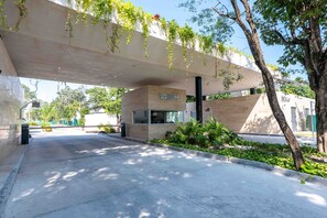 Property grounds - Charming retreat w/spacious balcony, pool, and all the essentials for relaxation (Playa del Carmen)