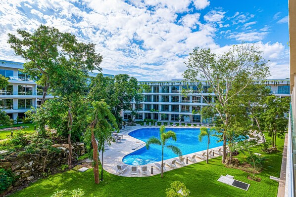 Pool - Charming retreat w/spacious balcony, pool, and all the essentials for relaxation (Playa del Carmen)
