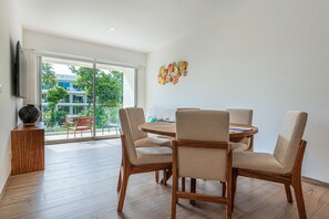 Dining - Charming retreat w/spacious balcony, pool, and all the essentials for relaxation (Playa del Carmen)
