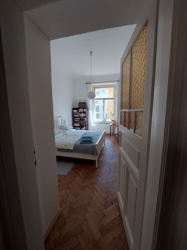 2 bedrooms, iron/ironing board, WiFi, bed sheets