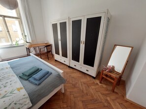 2 slaapkamers, een strijkplank/strijkijzer, wifi, beddengoed