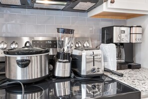 Een koelkast, een magnetron, een oven, een kookplaat